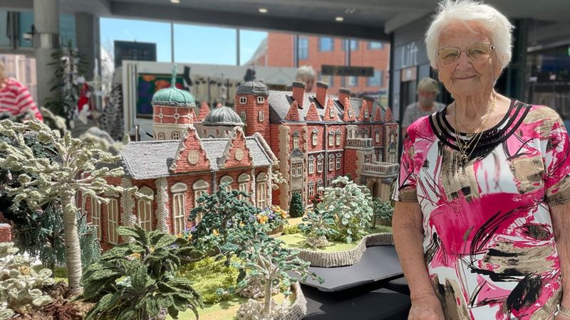 В Великобритании 92-летняя женщина связала копию королевского дворца